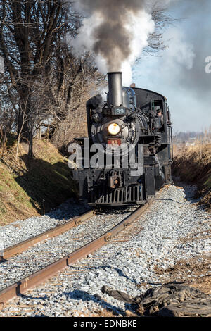 Une locomotive à vapeur du Strasburg Rail Road chugs à travers le comté de Lancaster, PA. Banque D'Images