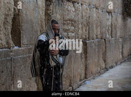 Jérusalem. Jan 7, 2015. Un homme juif ultra-orthodoxe prend une neige en selfies au Mur occidental dans la vieille ville de Jérusalem, le 7 janvier 2015. Cette année, la première neige a frappé Jérusalem mercredi. © Li Rui/Xinhua/Alamy Live News Banque D'Images