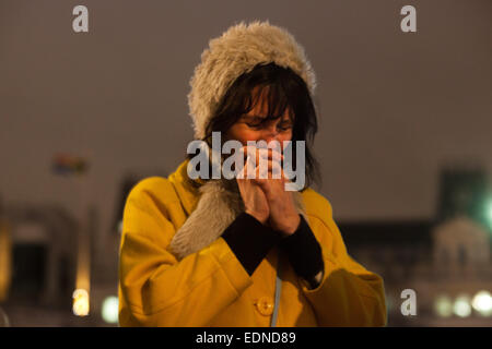 Londres, Royaume-Uni. 07Th Jan, 2015. Une femme en détresse sur le meurtre de 12 personnes à Paris plus tôt dans la journée à une veillée à Trafalgar Square. Credit : Kristian Birsfelden/Alamy Live News Banque D'Images