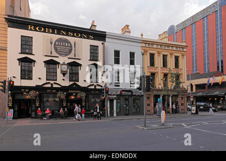 Le bar de la Couronne et du Robinson pub dans la grande rue Victoria à Belfast, la Liquor Saloon de la Couronne, l'Irlande du Nord Banque D'Images