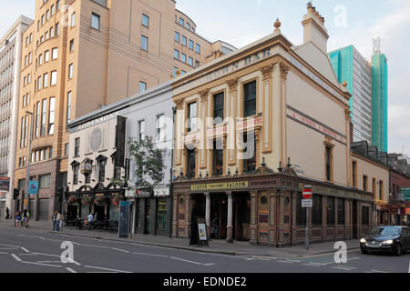 Le bar de la Couronne et du Robinson pub dans la grande rue Victoria à Belfast, la Liquor Saloon de la Couronne, l'Irlande du Nord Banque D'Images