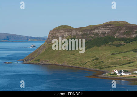 Uig caledonian macbrayne beau ciel bleu des Hébrides hébrides mv Banque D'Images