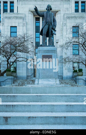 Statue du capitaine George Vancouver à l'Hôtel de Ville de Vancouver, Vancouver, Colombie-Britannique, Canada, Banque D'Images