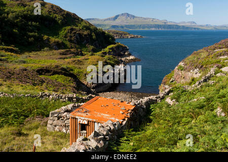 Shack et vue de skye de calums road raasay Banque D'Images