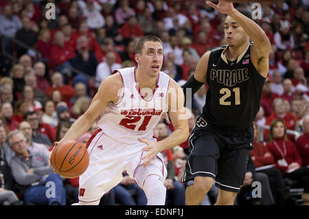 7 janvier 2015 : Wisconsin Badgers guard Josh Gasser # 21 durs vers le panier sur Purdue Boilermakers guard Kendall Stephens # 21 durant le jeu de basket-ball de NCAA entre le Wisconsin Badgers et Purdue Boilermakers au Kohl Center à Madison, WI. Le Wisconsin a défait 62-55 Purdue. John Fisher/CSM Banque D'Images