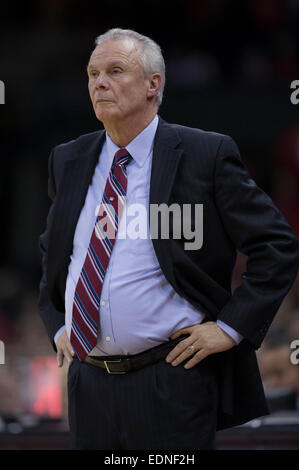 7 janvier 2015 : Wisconsin coach Bo Ryan regarde pendant le match de basket-ball de NCAA entre le Wisconsin Badgers et Purdue Boilermakers au Kohl Center à Madison, WI. Le Wisconsin a défait 62-55 Purdue. John Fisher/CSM Banque D'Images