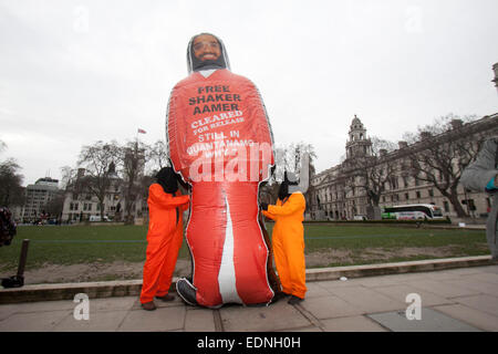 Westminster, London, UK. 7 janvier, 2015. Un petit groupe de manifestants portant des cagoules noires et vêtus de combinaisons chaudière orange ont organisé une manifestation devant le Parlement à free Shaker Aamer qui est détenu à Guantanamo Cuba sans frais sur le 13e anniversaire de la 911 attaques terroristes Crédit : amer ghazzal/Alamy Live News Banque D'Images