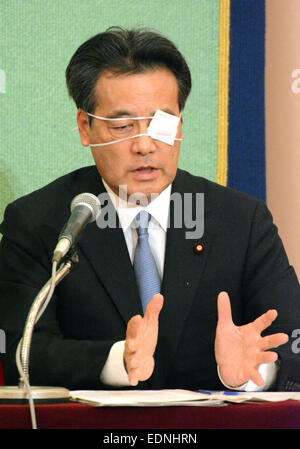 Tokyo, Japon. 8 janvier, 2015. Parti démocratique du Japon est chef intérimaire Katsuya Okada exprime son point de vue à la prochaine course à la direction du parti au cours d'une conférence de presse conjointe à la Japan National Press Club à Tokyo, le jeudi 8 janvier 2015. Le nouveau chef du DPJ sera décidé lors d'une convention extraordinaire du parti qui se tiendra le 18 janvier. © Kaku Kurita/AFLO/Alamy Live News Banque D'Images