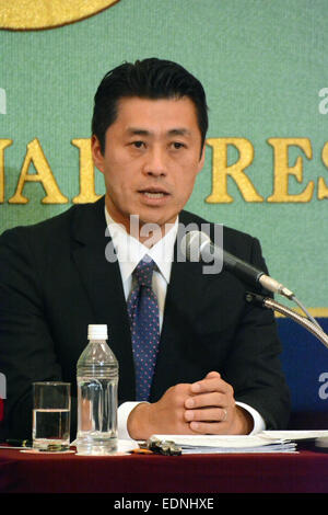 Tokyo, Japon. 8 janvier, 2015. Goshi Hosono, ancien secrétaire général du Parti démocratique du Japon exprime son point de vue à la prochaine course à la direction du parti au cours d'une conférence de presse conjointe à la Japan National Press Club à Tokyo, le jeudi 8 janvier 2015. Le nouveau chef du DPJ sera décidé lors d'une convention extraordinaire du parti qui se tiendra le 18 janvier. © Kaku Kurita/AFLO/Alamy Live News Banque D'Images