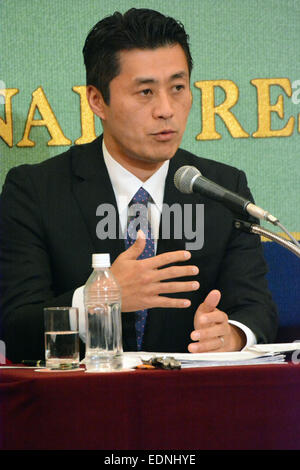 Tokyo, Japon. 8 janvier, 2015. Goshi Hosono, ancien secrétaire général du Parti démocratique du Japon exprime son point de vue à la prochaine course à la direction du parti au cours d'une conférence de presse conjointe à la Japan National Press Club à Tokyo, le jeudi 8 janvier 2015. Le nouveau chef du DPJ sera décidé lors d'une convention extraordinaire du parti qui se tiendra le 18 janvier. © Kaku Kurita/AFLO/Alamy Live News Banque D'Images