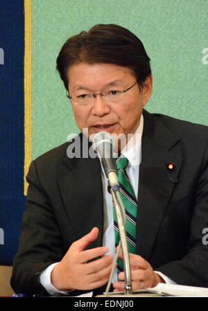 Tokyo, Japon. 8 janvier, 2015. La santé, l'ancien ministre du Travail et du Bien-être Akira Nagatsuma exprime son point de vue à la prochaine course à la direction du parti démocrate du Japon lors d'une conférence de presse conjointe à la Japan National Press Club à Tokyo, le jeudi 8 janvier 2015. Le nouveau chef du DPJ sera décidé lors d'une convention extraordinaire du parti qui se tiendra le 18 janvier. © Kaku Kurita/AFLO/Alamy Live News Banque D'Images