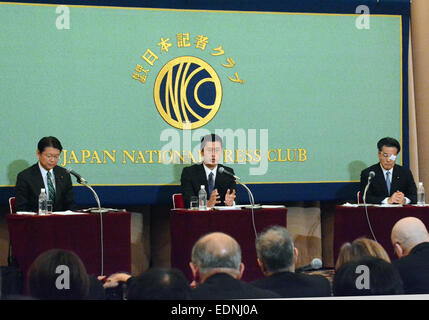 Tokyo, Japon. 8 janvier, 2015. Trois hauts législateurs du principal parti d'opposition, le Parti démocratique du Japon s'exprimer à la prochaine course à la direction du parti au cours d'une conférence de presse conjointe à la Japan National Press Club à Tokyo, le jeudi 8 janvier 2015. Le nouveau chef DPJs sera décidé lors d'une convention extraordinaire du parti qui se tiendra le 18 janvier. Le trio, de gauche : la santé, l'ancien ministre du Travail et du Bien-être Akira Nagatsuma ; ancien secrétaire général DPJ Goshi Hosono et chef du parti par intérim Katsuya Okada. © Kaku Kurita/AFLO/Alamy Live News Banque D'Images