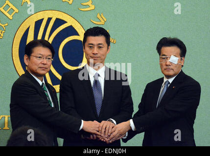 Tokyo, Japon. 8 janvier, 2015. Trois hauts législateurs du principal parti d'opposition, le Parti démocratique du Japon leur serrer la main posant pour les photographes au début d'une conférence de presse conjointe à la Japan National Press Club à Tokyo, le jeudi 8 janvier 2015. Le nouveau chef DPJs sera décidé lors d'une convention extraordinaire du parti qui se tiendra le 18 janvier. Le trio, de gauche : la santé, l'ancien ministre du Travail et du Bien-être Akira Nagatsuma ; ancien secrétaire général DPJ Goshi Hosono et chef du parti par intérim Katsuya Okada. © Kaku Kurita/AFLO/Alamy Live News Banque D'Images