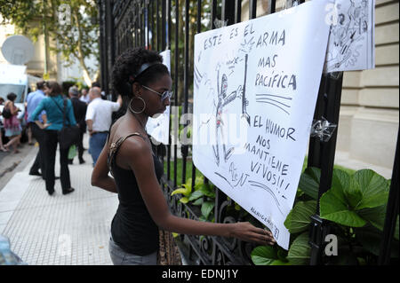 (150108) -- BUENOS AIRES, 8 janvier 2015 (Xinhua) -- une femme met une bannière au cours d'une manifestation pour les victimes de la fusillade dans les bureaux de la revue française Charlie Hebdo à Paris, en face de l'Ambassade française à Buenos Aires, Argentine, le 7 janvier 2015. Le président français, François Hollande, a annoncé que le 8 janvier sera jour de deuil national en France, et les drapeaux seront mis en berne pendant trois jours, en hommage aux victimes de l'attaque de Charlie Hebdo. Le président français a également déclaré que parmi les 12 personnes décédées sont 11 hommes et une femme. (Xinhua/Alejandro Belvedere/TELAM) Banque D'Images