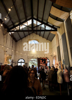 Marché de Palo Alto sur un ancien bâtiment industriel dans le quartier de Poblenou, Barcelone, Espagne Banque D'Images