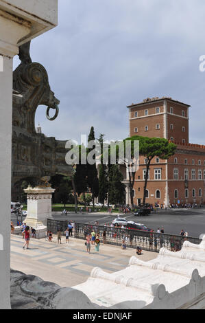 Les touristes visitant le monument Vittorio Emanuele Rome Italie - donnant sur la Basilique de St Marc Banque D'Images