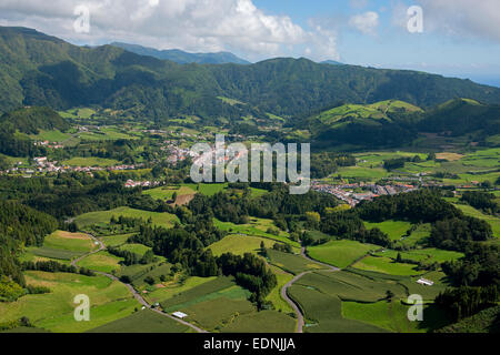 Vue du Pico do Ferro belvédère sur la vallée de Furnas, Furnas, Sao Miguel, Açores, Portugal Banque D'Images