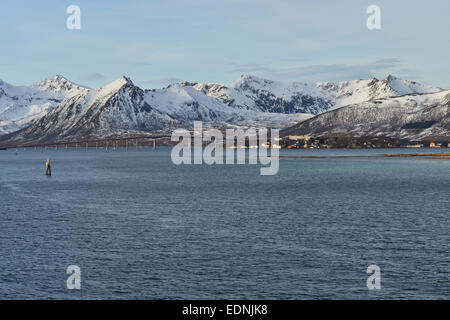 Montagnes de l'île d'Andøya avec pont d'Andøy et Risøysund, Risøyhamn, Nordland, Vesteralen, Norvège Banque D'Images