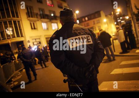 Paris, France. 07Th Jan, 2015. La patrouille de police de la rue sur laquelle la rédaction de 'Charlie Hebdo' est situé à Paris, France, 07 janvier 2015. Dpa : Crédit photo alliance/Alamy Live News Banque D'Images