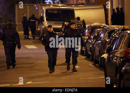 Paris, France. 07Th Jan, 2015. Les agents de police patrouiller la rue sur laquelle la rédaction de 'Charlie Hebdo' est situé à Paris, France, 07 janvier 2015. Dpa : Crédit photo alliance/Alamy Live News Banque D'Images