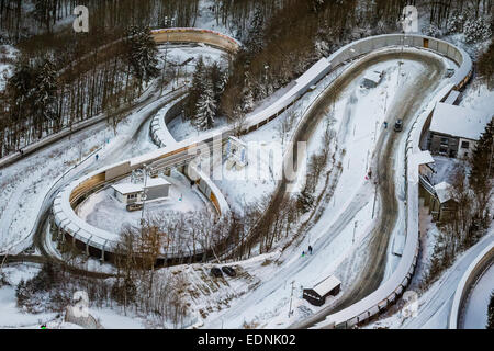 Vue aérienne, piste de bobsleigh et de luge de Winterberg, Winterberg, district de Hochsauerland, Sauerland, Rhénanie du Nord-Westphalie, Allemagne Banque D'Images