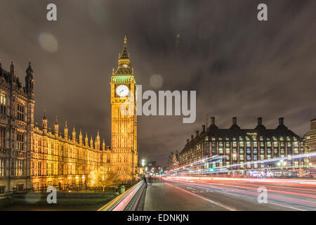 Des traces de trafic à Londres avec Big Ben et les houes du Parlement dans l'arrière-plan Banque D'Images