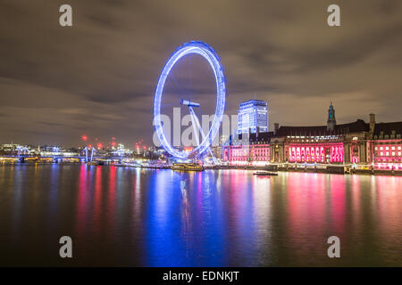 Photographie par Roy Riley 0781 roy@royriley.co.uk 6547063 Le London Eye de nuit avec réflexion et de trafic des stries. Prises fro Banque D'Images