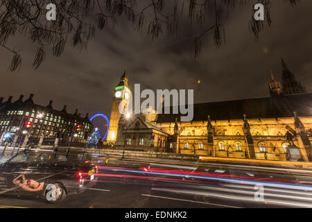 Des traces de trafic à Londres avec Big Ben et les chambres du Parlement dans l'arrière-plan Banque D'Images