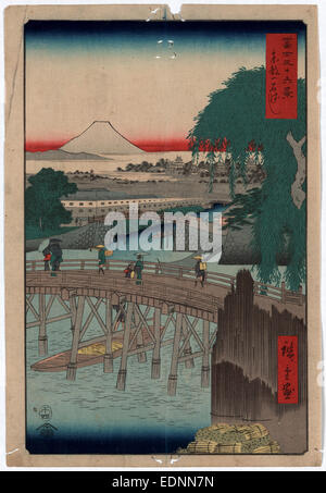 Toto, ikkokubashi Ikkoku Bridge dans l'est de la capitale., Ando Hiroshige,, 1797-1858, l'artiste, 1858., 1 : impression gravure sur bois, couleur ; 36 x 24,4 cm, impression a des piétons traversant le pont Ikkoku, avec un autre pont et capacités dans le milieu de la distance et une vue sur le Mont Fuji en arrière-plan. Banque D'Images