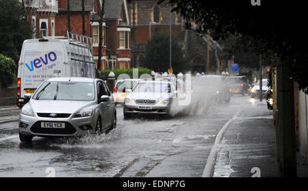 Brighton, UK. 8 janvier, 2015. Météo France : Les véhicules roulent à travers des routes inondées dans la région de Brighton au cours de la pluie torrentielle et le mauvais temps qui a frappé la côte sud de ce matin. Banque D'Images