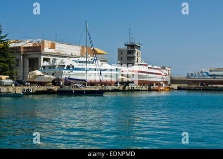 Les navires à passagers à port permanent, enregistré dans la ville sur la mer Noire à Yalta, Crimée, Ukraine région. Banque D'Images