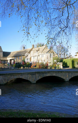 Vue sur la rivière Windrush à l 'Cotswold Motor Museum' en Bourton-on-the-water, Gloucestershire, Angleterre. Banque D'Images