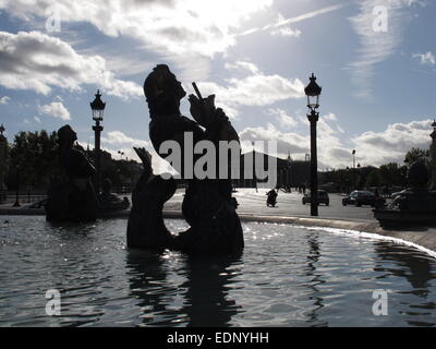 Des statues de la Fontaine des mers de la Place de la Concorde, Paris, avec l'Assemblée nationale dans l'arrière-plan Banque D'Images