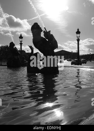 Des statues de la Fontaine des mers de la Place de la Concorde, Paris, avec l'Assemblée nationale dans l'arrière-plan Banque D'Images