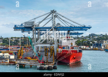 Porte-conteneurs dans le port, Auckland, Nouvelle-Zélande Banque D'Images