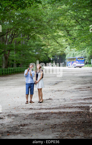 Un couple, un homme et une femme dans un parc de Kyoto. Banque D'Images