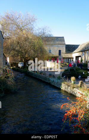 Le Cotswold Motor Museum à côté de la rivière Windrush à Bourton-on-the-water, Gloucestershire, Angleterre. Banque D'Images