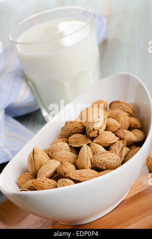 Le lait d'amande dans du verre, avec des amandes. Selective focus Banque D'Images