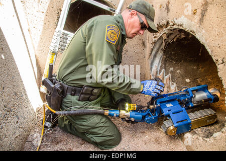 L'US Customs and Border Protection Agency l'exploitation d'un Versatrax 150 robot d'inspection de canalisation. Voir la description pour plus d'informations. Banque D'Images