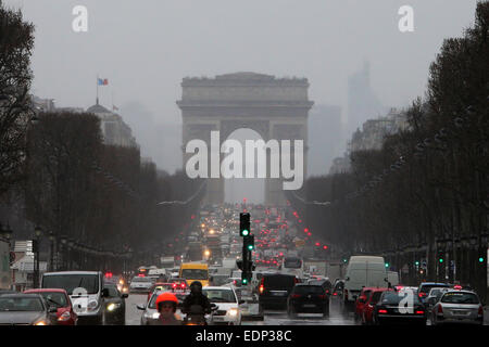 Paris, France. 05Th Jan, 2015. Les voitures roulent à 12h sous la pluie sur l'Avenue des Champs-Élysées vers l'Arc de Triomphe à Paris, France, 08 janvier 2015. Dpa : Crédit photo alliance/Alamy Live News Banque D'Images