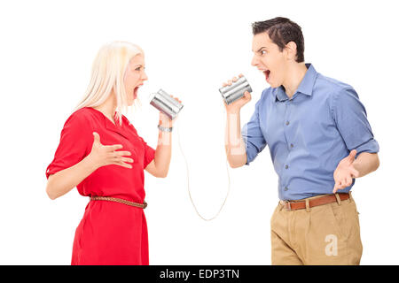 Couple arguing via une boîte téléphone isolé sur fond blanc Banque D'Images