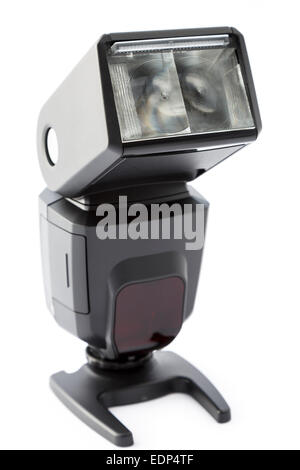 Hotshoe flash flashgun électronique appareil photo avec une inclinaison incliné la tête flash isolé sur fond blanc Banque D'Images