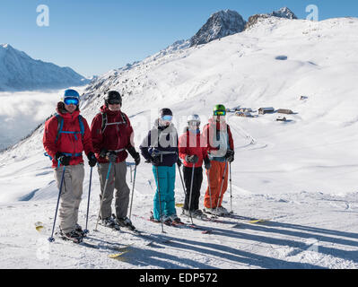 Famille de skieurs sur tete de Balme ski dans les Alpes. Le Tour, Chamonix-Mont-Blanc, Haute Savoie, Rhône-Alpes, France, Europe Banque D'Images