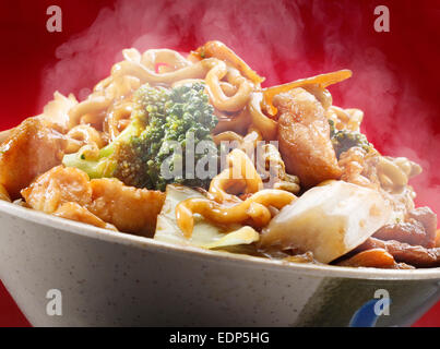 Un bol de vapeur chaude yakisoba. Banque D'Images