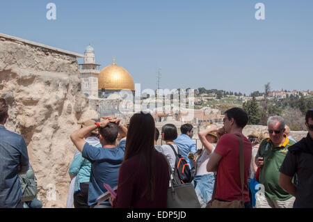 Les touristes à la recherche sur le dôme doré de la mosquée de Rock, mont du Temple, la vieille ville de Jérusalem. Banque D'Images