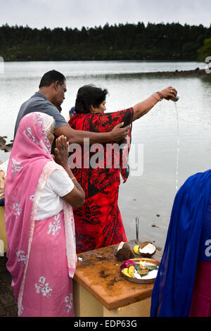 L'Ile Maurice, Grand Bassin, lac sacré Ganga Talao, temple de la scène familiale puja au bord du lac Banque D'Images