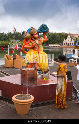 L'Ile Maurice, Grand Bassin, Ganga Talao temple, femme faisant offrande à Dieu Singe Hanuman statue Sri Banque D'Images