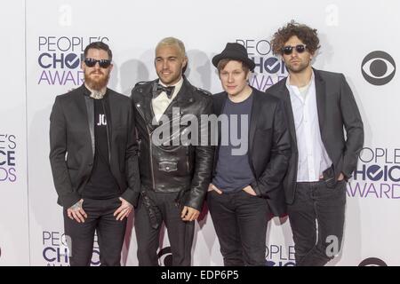 Los Angeles, USA. 7 janvier, 2015. Pete Wentz musiciens, 2ème à gauche et Andy Hurley, gauche, de Fall Out Boy assister à la 41st Annual People's Choice Awards au Nokia Theatre LA Live le 7 janvier 2015 à Los Angeles, Californie. (L-R) les artistes Andy Hurley, Peter Wentz, Joe Trohman et Patrick Stump de Fall Out Boy groupe musique assister à assister à la 41st Annual People's Choice Awards au Nokia Theatre LA Live le 7 janvier 2015 à Los Angeles, Californie. Banque D'Images