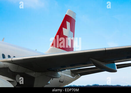 L'empennage de queue queue / avion avec une croix blanche sur fond rouge d'un Swiss International Airlines Airbus A319 avion Banque D'Images
