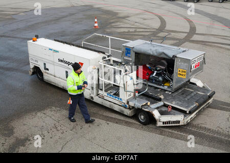 Chargeur / avion bagages véhicule porteur camion conteneur / au sol / transportant passagers et chargement en soute Banque D'Images